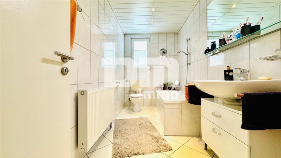 Umfangreich saniertes Ein- bis Zweifamilienhaus in idyllischer Ortsrandlage - EG Bad / Wanne